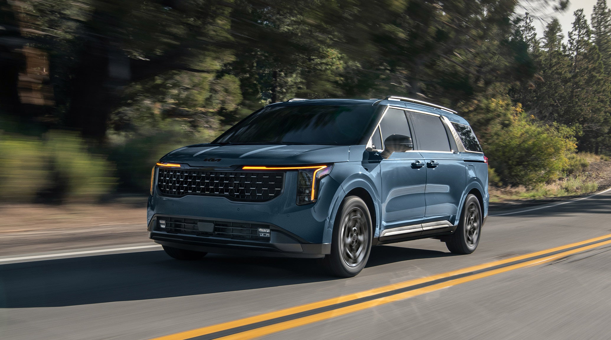 2025 Kia Carnival Hybrid on Road