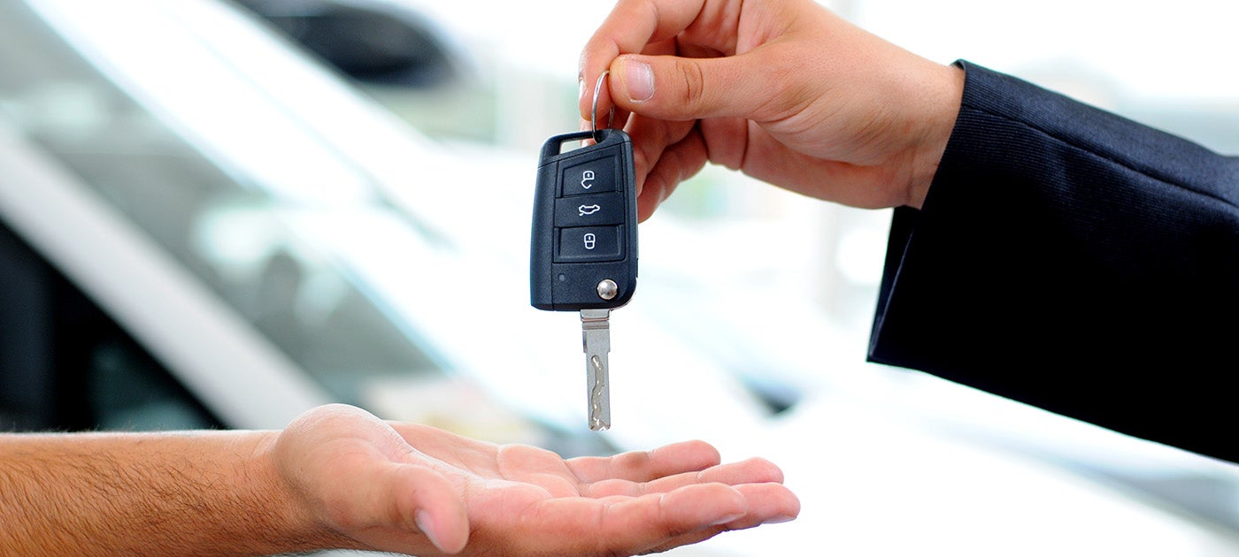 salesman passing keys Bob Rohrman Kia in Lafayette IN